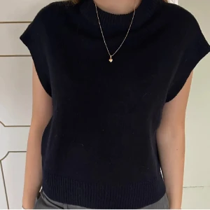 Stickad väst - Säljer den här super snygga stickade västen från Only! Knappt använd! Skriv vid frågor❤️