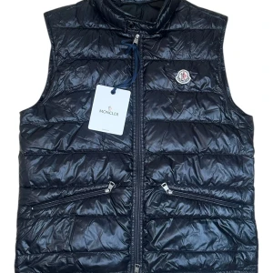 Moncler  - Moncler Gui Väst. Storlek 4 / L. Skick super utöver det finns ett mini pinehole. (Se bild 4) pris 2590kr finns att köpa på Fashionels.com kommer med tags! 