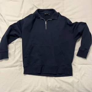 Mörkblå halvzip tröja från ASOS DESIGN - Den här kan va gjord av barn, men vad fan vet jag! Det som spelar roll är väl utseendet ändå och ja, den ser väl ändå decent ut. Sitter bra på mig som e 184.