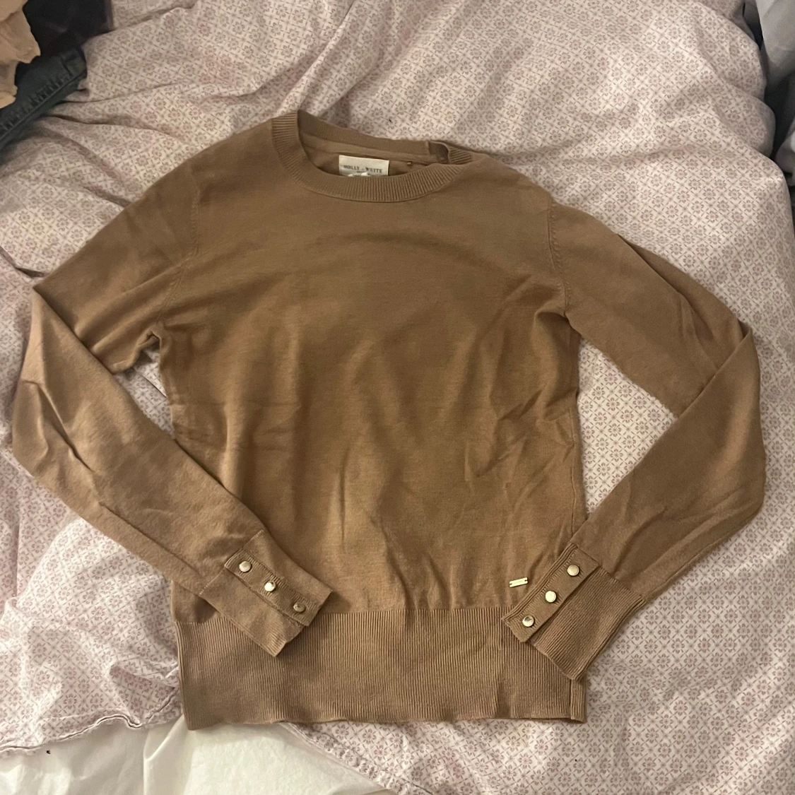 stickad tröja med knappar