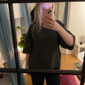 Mörkgrå stickad tröja från lager 157 - Säljer en mörkgrå stickad tröja från lager 157 i storlek S. Tröjan har en rak passform med trekvartsärmar och rund halsringning. Perfekt för lager-på-lager och enkel att matcha med olika outfits. Har använts mycket fåtal gånger💗💗