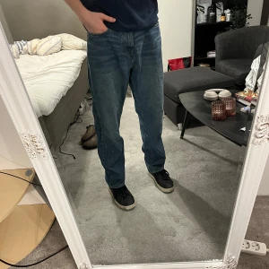 Blå loose fit jeans - Passar nog bäst på nån som är över 180, men Hey vad fan vet jag🤷🏽‍♂️