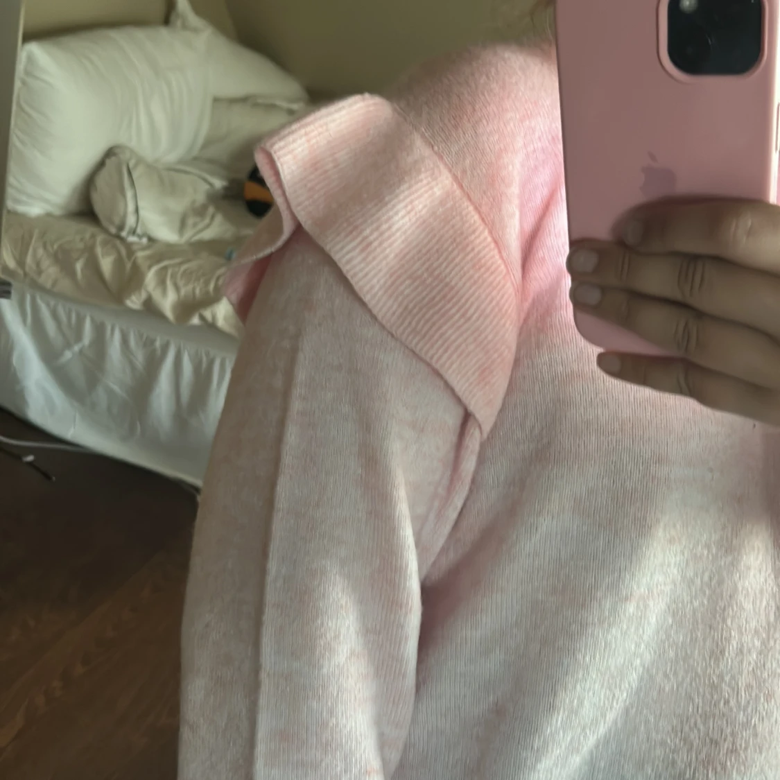 Ljusrosa stickad tröja med volangdetaljer - 1