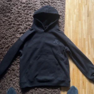 Di3r hoodie  - Om ni vill ha extra bilder. Skriv