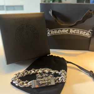 Silverarmband från Chrome Hearts - Säljer ett Chromehearts armband med box, dustbag, påse och silver putsduk inkluderat. Skriv vid frågor och pris går att diskutera vid snabb affär😊