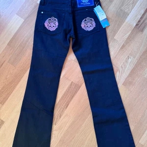 Victoria beckham  - Victoria beckham jeans. Flared low waist helt nya med prislapp. Sällsynt pga de. För mer frågor eller bilder kom privat. Pris kan diskuteras vid snabb affär. skulle säga den passar s/xs kom privat för mått