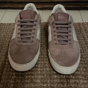 Valentino flycrews - Tvärfeta Valentino flycrews i rosa mocka med vitt läder. Jättefint skick hade de passar mig hade jag använt de konstant. Skorna är inte direkt skrikrosa utan mycket mjukare i färgen. Riktigt feta och inprincip i nyskick alla nitar är kvar. Fast pris. Självklart äkta