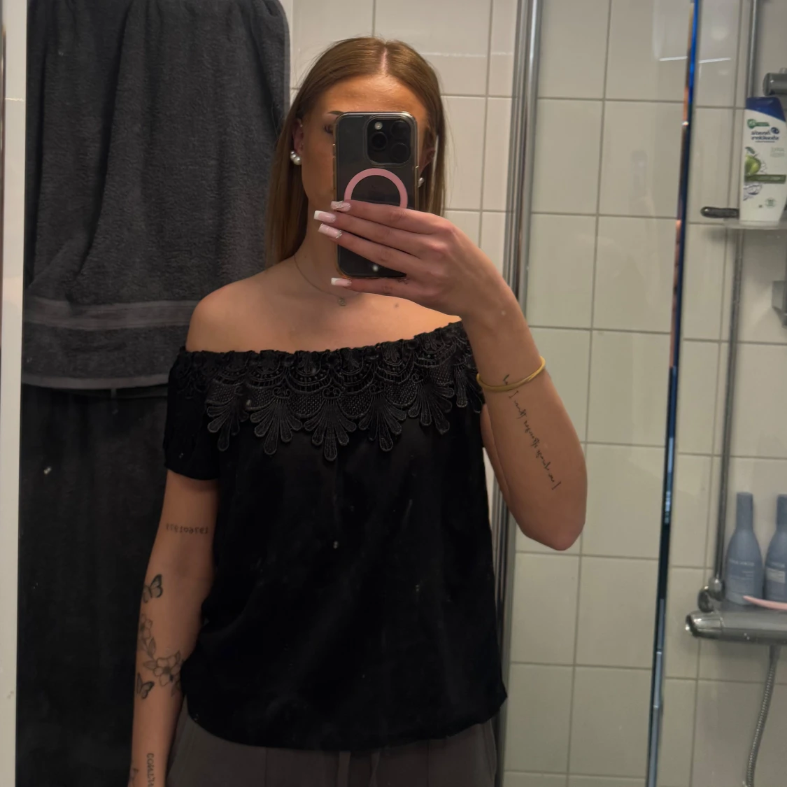 Svart offshoulder topp med spets från Miss Cocoa - 1
