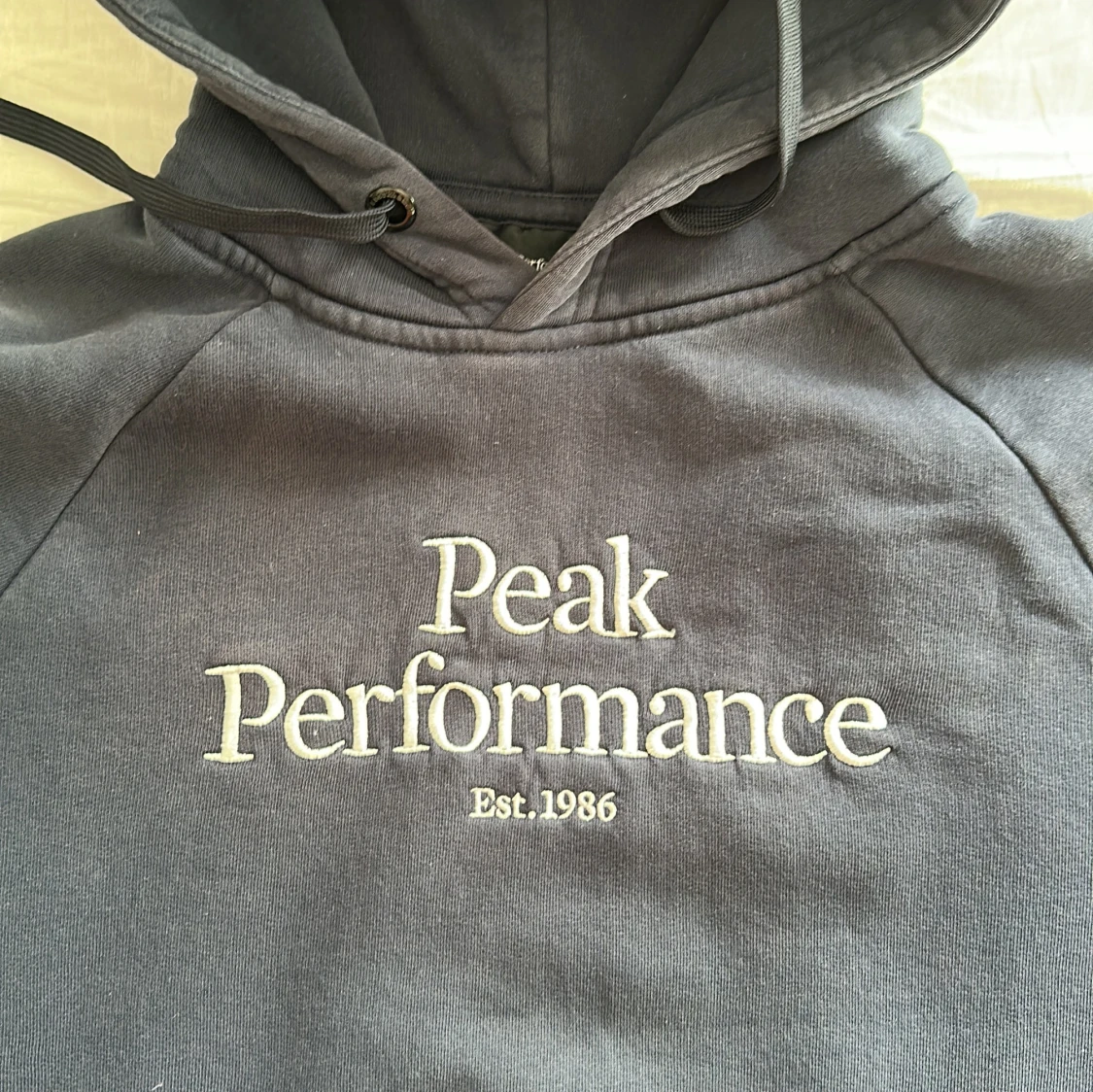 Mörkblå hoodie från Peak Performance - 1