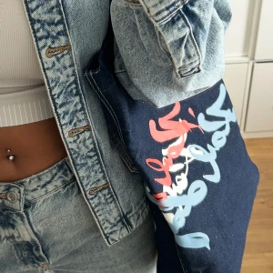 Karl Lagerfeld Tote bag  - Säljer en jeans Tote bag, aldrig använd. Köpt för 1199kr jätte snygg och praktisk