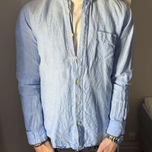 Ljusblå linneskjorta  - Säljer en ljusblå skjorta i linne, bra skick, storlek M. Bara skriva vid funderingar.