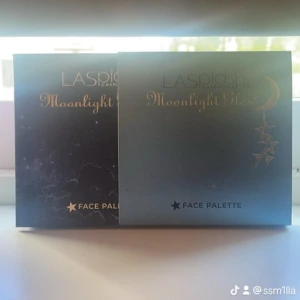 Moonlight Glow Face Palette från LA Splash - En ansiktspalett från LA Splash med fyra nyanser: Celestial Peach (persikofärgad rouge), Stellar Pink (rosa rouge), Twilight Contour (brun contour) och Cloud 9 Setting Powder (ljus puder). Perfekt för att skapa en fräsch och definierad look.            Rekommenderar verkligen, säljer då min första aldrig tar slut och älskar den supermycket. Perfekt pigment och passar alla. Aldrig använd, plasten fortfarande på