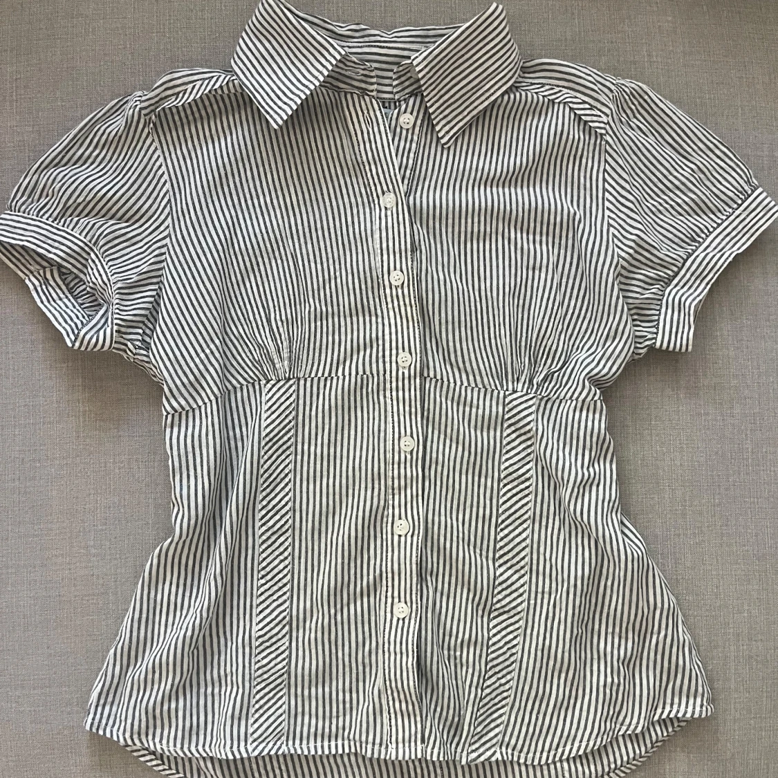 Randig kortärmad skjorta 