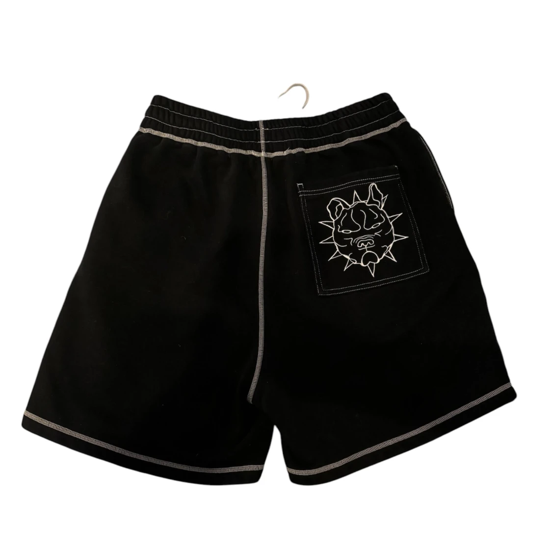 Svarta shorts med vit brodyr och kontrastsömmar från Seams  - 1