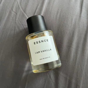 ESSNCE I Am Vanilla Eau de Parfum - Säljer doften som heter I Am Vanilla från ESSNCE och är en Eau de Parfum. Perfekt för dig som gillar vanilj med inslag av jordgubbar. Det är hälften kvar av parfymen dvs 25ml. TOPPNOTER: Vanilj Orkidé Jordgubbe heart HJÄRTNOTER: Tonkabönor BASNOTER: Mysk Brunt socker Amberwood 
