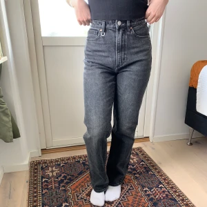 Svarta raka jeans från Neuw - Säljer ett par svarta jeans från Neuw med hög midja och raka ben, modellen Nico. Jeansen har klassisk femficksdesign, bälteshällor och stängs med dragkedja och knapp. Perfekta till vardags för en stilren look. Storlek: W25 L31. Säljer på grund av att de är för små, har endast använt dem ett fåtal gånger. Nypris 1499kr.