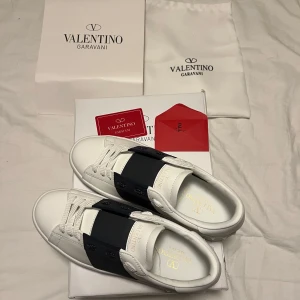 Helt nya Valentino Garavani  - Asfeta Valentino Garavani ser exakt samma ut som 0rg. Storlek 42. Inga byten. Färgen på bandet är mörkblått men det syns inte så bra på bilderna.