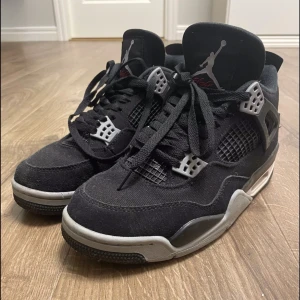Jordan 4 black canvas - Säljer ett par svarta Nike Air Jordans 4 med grå och svarta detaljer. Skorna är i helt ok skick finns några defekter