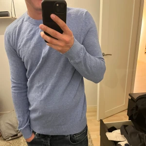 Ljusblå stickad tröja från H&M - Säljer en ljusblå stickad tröja från H&M i slim fit-modell. Säljer på grund av att den är för liten.