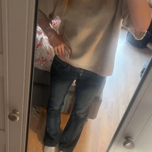 Mörkblå bootcut jeans från weekday - Säljer ett par mörkblå bootcut jeans från weekdays ”cheap monday” kollektion. Jeansen är i storlek 29/34 och är lågmidjade. Dem var tyvärr lite stora för mig