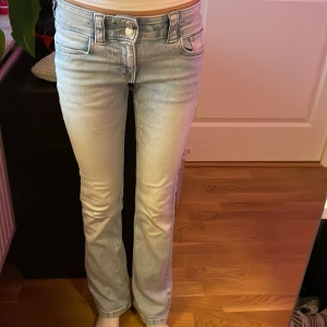 Ljusblå bootcut jeans - Säljer ett par ljusblå jeans med bootcut-modell och låg midja. Köpta på HM och säljer för dom är för korta💕 storlek 164 jag är 163 och dom är på gränsen till förkorta🌸