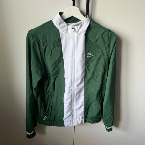 Lacoste ställ - Hej😊, säljer nu mitt fina lacoste ställ som tyvärr aldrig kommit till användning. Det är mörkgrönt/vitt. Helt äkta köpt i deras butik i spanien🇪🇸. 📏164/170-14y. Nypris ca 3000kr mitt pris 1450kr. Passa på att fynda endast prövat på och gillade inte det. Skriv vid funderingar eller intresse☺️ pris går att diskutera😁