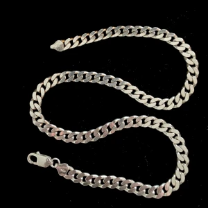 Halslänk (sterling silver 925) - Halslänk/silverkedja med platta och breda länkar i äkta silver. Karbinhake och 925-stämpel  (sterlingsilver). Knappt använd och ingen slitage! Låda tillkommer:) (45 cm längd, 5mm i bredd)