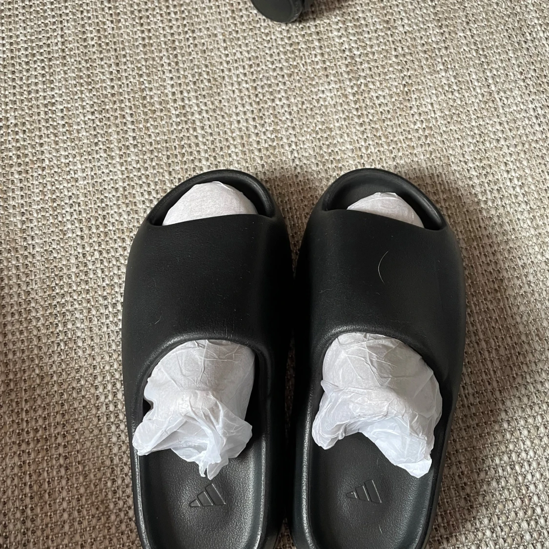 Svarta yeezy slides från Adidas