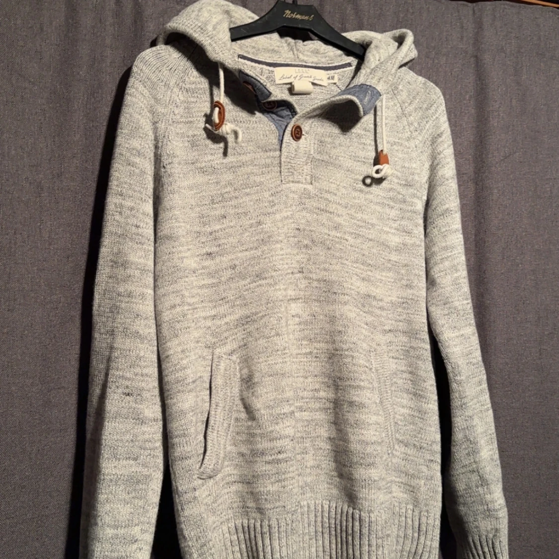 Ljusgrå stickad hoodie med knappar