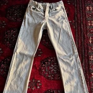 Gråa jeans från Hope - Säljer ett par klassiska Gråa jeans  från Hope med raka ben/Lite bootcut och femficksmodell. Jeansen har normal passform och är tillverkade i ett robust denimtyg. Perfekta för dig som gillar stilrena och tidlösa byxor. Bra skick!