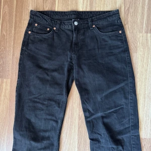 Weekday midwaist jeans - Weekday mid-low waist jeans i storlek W29 L34. Byxorna är raka i modellen. Använda en del men helt utan fläckar, skador på sömmar eller liknande💗