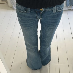 Blå lowrise flare jeans  - Jeansen har bara varit använda få gånger och säljs pågrund av att de inte kommer till användning. Jag är ca 166 cm lång och de är lite korta för mig. Innerbenslängden är 76 cm (motsvarande 30 i byxlängd) och midjemåttet är 32 cm 💓