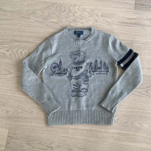 grå polo bear tröja  -   👕✨ Upptäck denna fantastiska grå Ralph Lauren-polo! ✨👕  Denna snygga tröja är i riktigt bra skick och har knappt använts. Inga synliga defekter eller missfärgningar. Perfekt för både vardag och fest! 🥳  👕 Märke: Ralph Lauren 🎨 Färg: Grå 🧵 Material: 100% bomull – superbekväm! 💰 Nypris: 1500 kr ✅ Skick: Toppskick!  Har du några frågor? Tveka inte att höra av dig! dock är den lite mindre i storleken så det inte blir missförstånd 💬 Priset kan diskuteras vid snabb affär. 😉 Skynda fynda! 🛍️💨