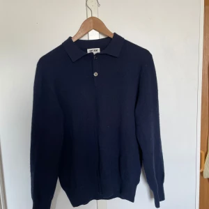 Mörkblå tröja från Soft Goat - Säljer en stilren mörkblå tröja från Soft Goat i 100% cashmere. 