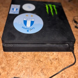 PS4-spelpaket med 12 spel - Säljer ett paket med 12 PS4-spel, bland annat FIFA 17, FIFA 18, FIFA 20, Battlefield 1, Watch Dogs Legion, Anthem, The Walking Dead, For Honor Deluxe Edition, Hitman och GTA V. Perfekt för dig som gillar action, sport och äventyr.