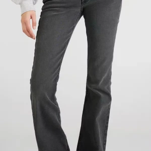 Gråa jeans Junkyard - Säljer dessa såå snygga gråa lågmidjade bootcut jeans med snygga detaljer på bakfickorna! Jeansen är använda max fem gånger och har inga defekter utom att de är lite slitna nere vid kanten men inget märkbart!😇De är i storlek xs funkar bra på mig som s/36. Har inga bilder på och mått finns på hemsidan! Använd gärna köp nu eller lämna annars ett prisförslag! Hör av dig om du har några frågor😊🫶https://junkyard.com/sv/p/junkyard-bootcut-jeans-med-lag-midja-svart-denim-byxor-jeans-till-dam/7356702_F9