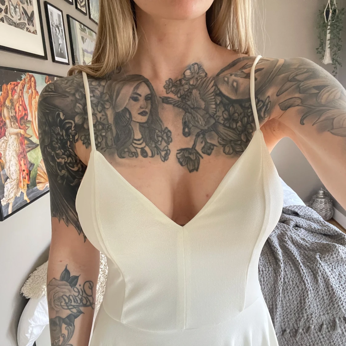 Vit klänning med fina detaljer på ryggen  - 2