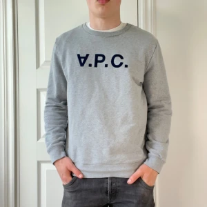 APC blå tryck Sweater - APC sweatshirt med blå tryck. Väldigt bra skick. Modellen bär Xl passar mer L/M och är 178 74 kg