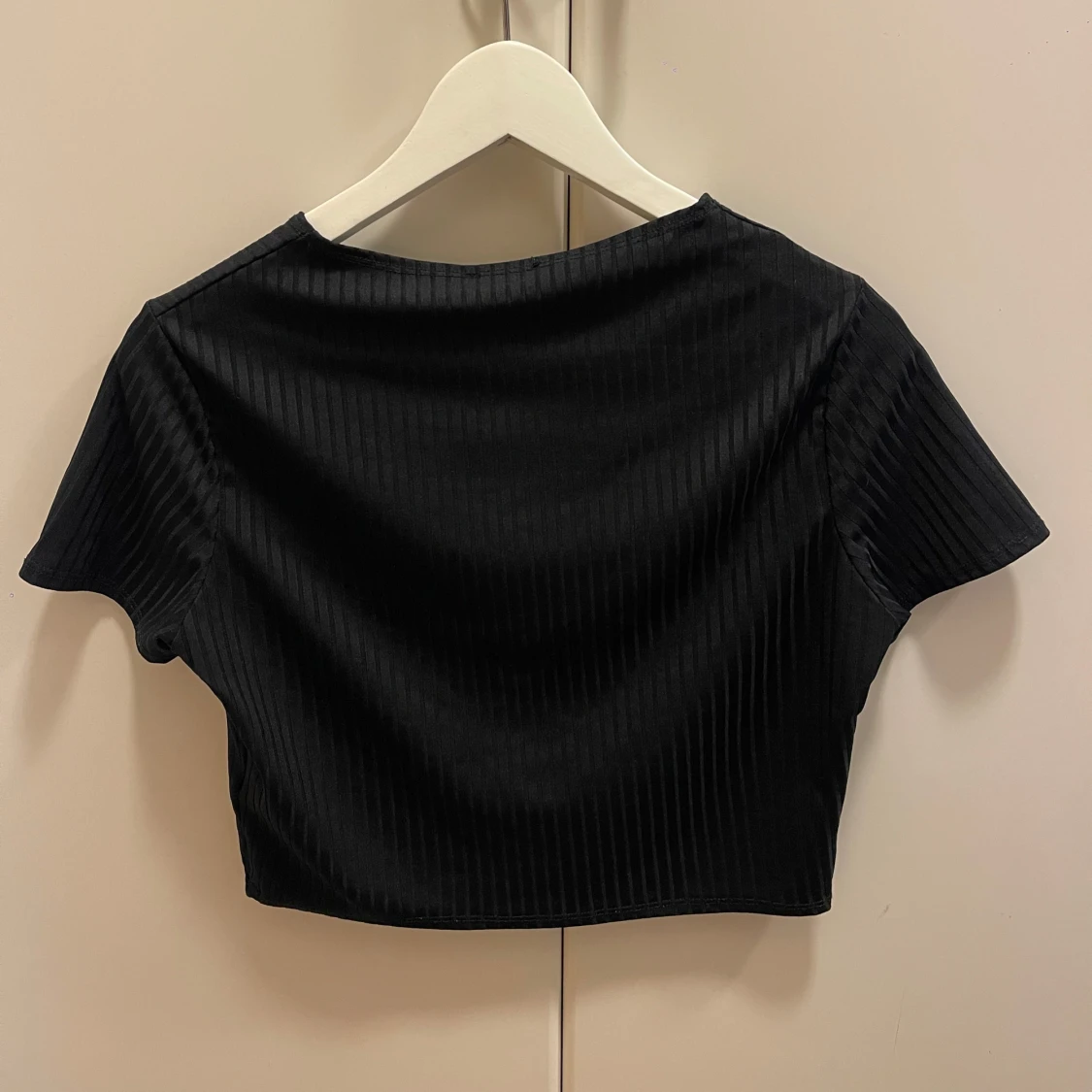 Svart ribbad croppad topp från NLY One - 1