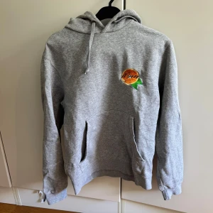 Mares hoodie  - Säljer en hoodie från en av Mares turneér, så den finns alltså inte att köpa längre. Den är i nyskick och säljer eftersom den tyvärr är för liten för mig! 