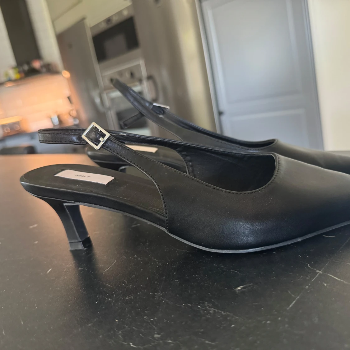 Svarta klackskor med spetsig tå från Nelly - 2