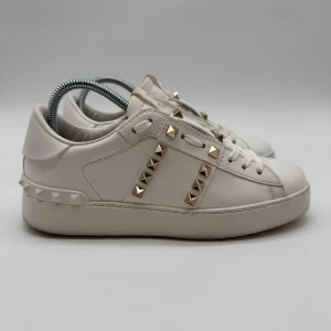 VALENTINO ROCKSTUD SNEAKERS - Valentino rockstud sneakers - Skick: 9,5/10 - Storlek 35,5 sitter som 36 - Tillbehör: Enbart skorna - Nypris 7700kr - deluxecloset 
