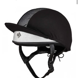Svart ridhjälm med silverdetalj från Charles Owen - Snygg svart ridhjälm med glittrig silverdetalj framtill och ventilationsnät upptill. Klassisk design med hakrem och justerbar passform. Perfekt för ridning och tävling speciellt till terräng. 