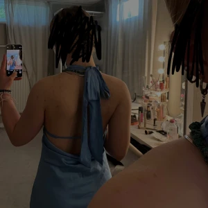 Ljusblå halterneckklänning med öppen rygg - Jättefin klänning som jag tycker är jättefin. Dock passar den inte min kroppsform. Den är använd 1 gång 💗 den är skrynklig pga att jag inte har ett strykjärn 