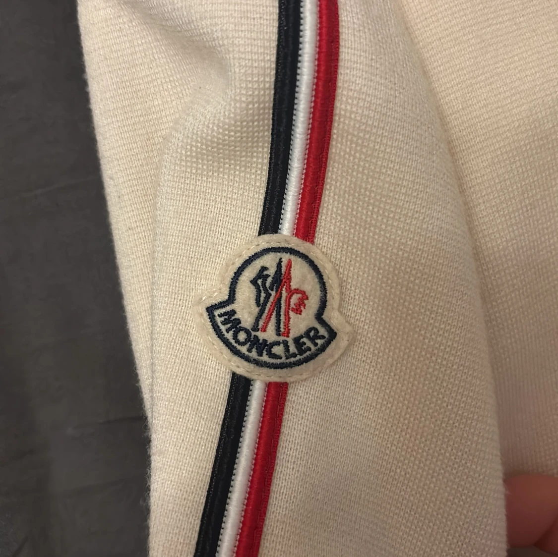 Vit pufferjacka med stickade detaljer från Moncler - 3