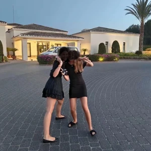 Svart klänning med voluminösa ärmar från Zara - Svart klänning från zara. Den är i M men passar någon i xs-s