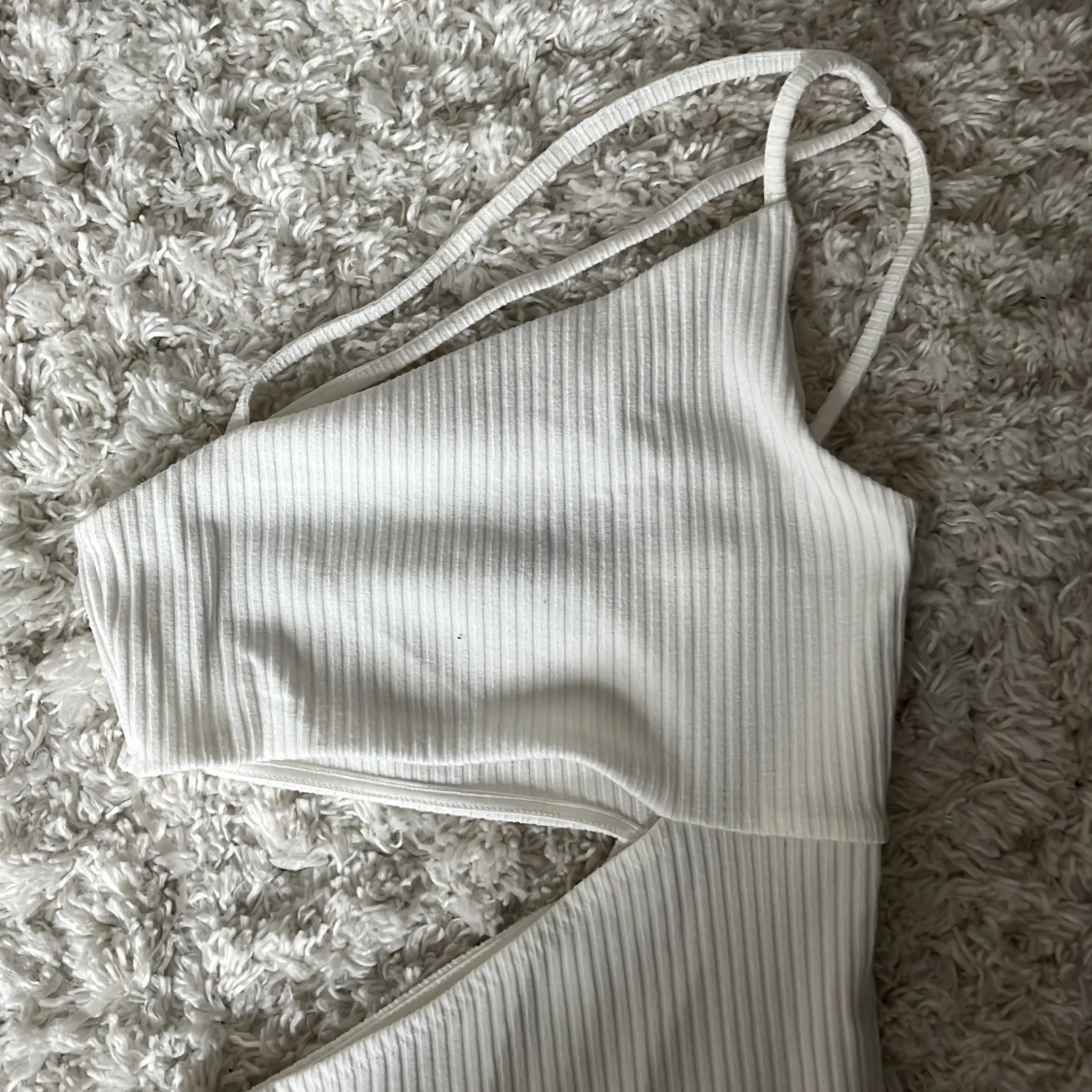 Vit ribbad långklänning med oneshoulder - 2