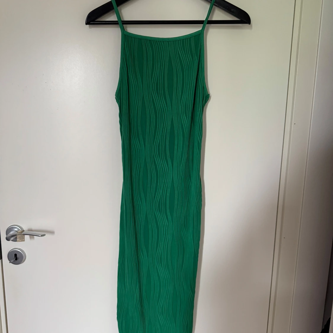 Grön långklänning med smala axelband