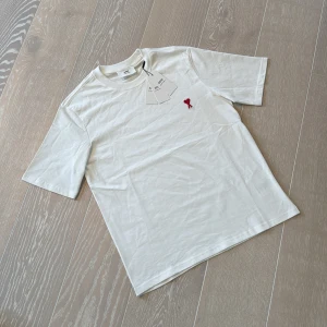 Ami Paris - Tshirt  - Tshirt | Ami Paris | vit | oanvänd | stl XS | nuöytt skick | snabb frakt | besvarar eventuella frågor!