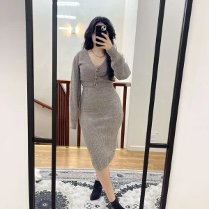 Grå ribbad stickad klänning med knappar - Säljer denna fina klänningen tillsammans med koftan, klänningen är stretchig och formar efter din kropp🤍 Använd fåtal gånger